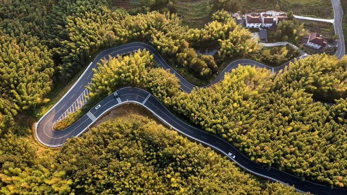   竹海掩映下的乡村美景。（广德市委宣传部供图）