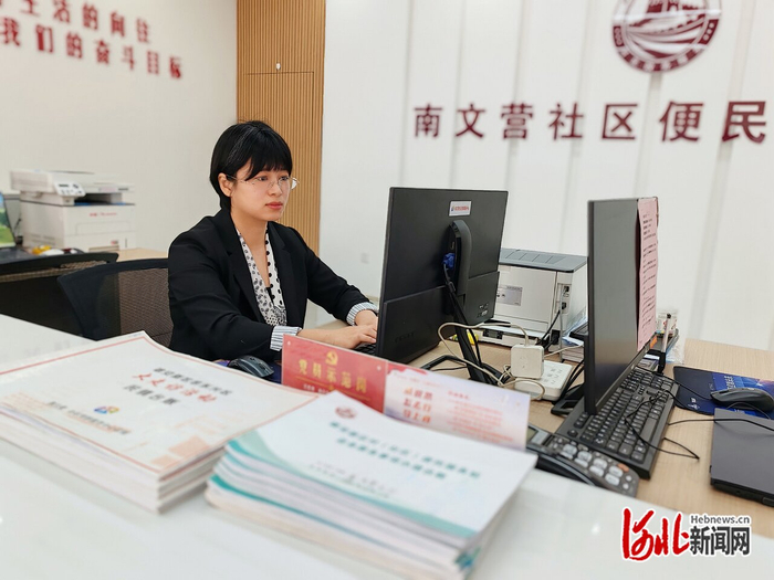 3月12日，王伟肖在电脑上查看社区工作者上门走访中了解到的情况。 河北日报记者 康晓博摄
