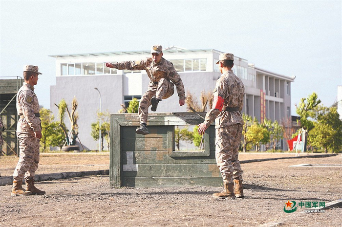 　　工兵连组织训练。杨兵 摄