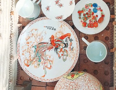 工艺 经过二次烧制开窑时的红绿彩瓷器。受访者供图