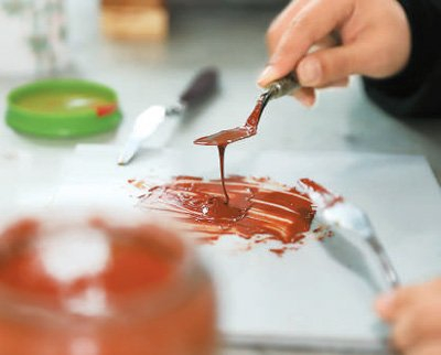 工艺 搓制颜料。张瑞摄