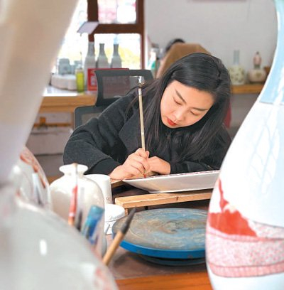 工艺 德州窑红绿彩非遗代表性传承人刘宇在工作室内绘制红绿彩瓷器作品。本报记者 孙懿摄