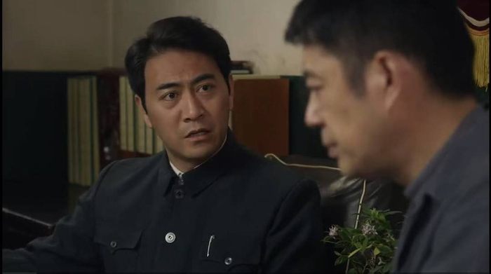 耿大勇在《六姊妹》中饰演领导“何常胜”