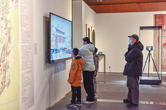 在山西青铜博物馆内，游客通过多媒体领略山西文物的岁月底蕴。