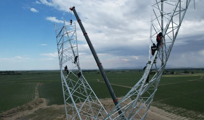 塔城—乌苏750千伏输变电线路施工。资料图片