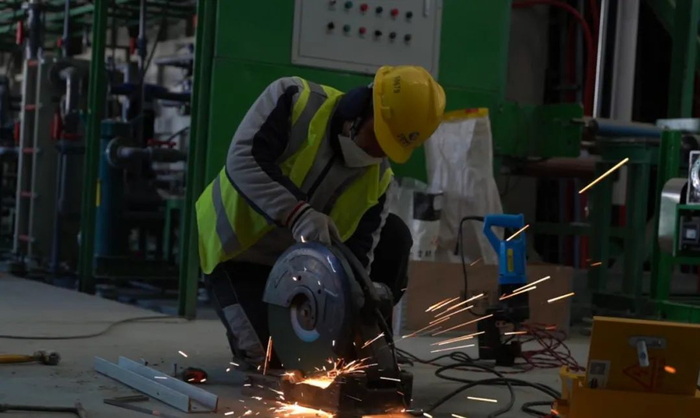 新疆信达额敏县铝电解电容器用中高压化成箔项目复工。塔城地区融媒体中心记者道图那摄