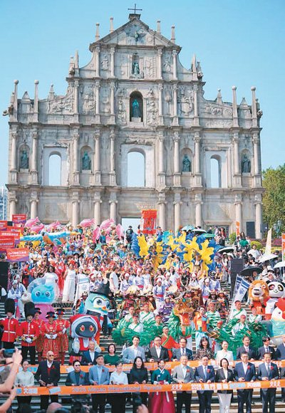 图为二〇二五澳门国际幻彩大巡游现场。中新社记者 郑嘉伟摄