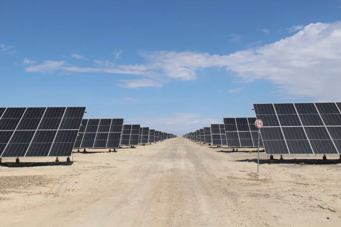 和布克赛尔县100万千瓦光伏发电项目光伏板。塔城地区融媒体中心记者王高升摄