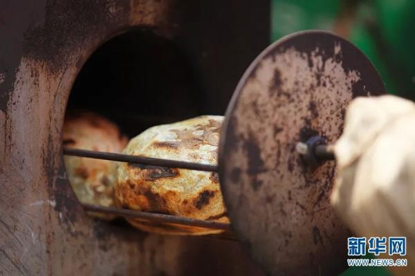 烧洋芋 图源：新华网