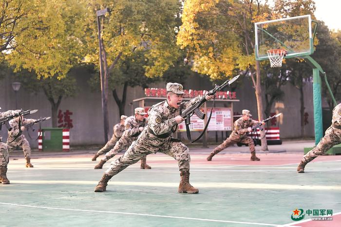 武警浙江总队嘉兴支队某中队严密组织刺杀训练，副班长韦开浩（中）带头示范。林文吉 摄