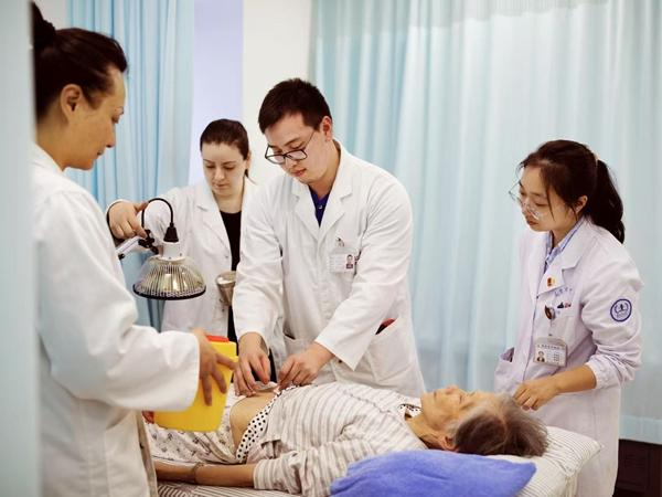 　　中医实践课堂上，中外青年观摩针灸疗法。受访者供图