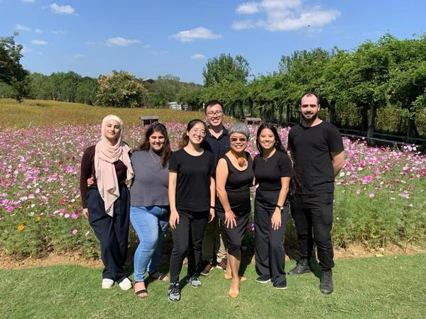 朱小纾（右三）带领学生参与户外实践课程。受访者供图