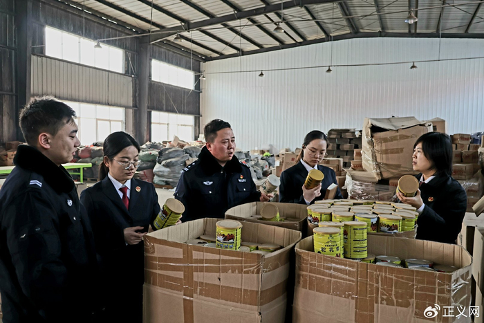 2022年2月，承办检察官与公安民警前往存储假驼奶粉的仓库调查取证。