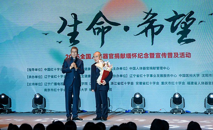 中国红十字会副会长白岩松在现场采访"人民英雄"张定宇教授
