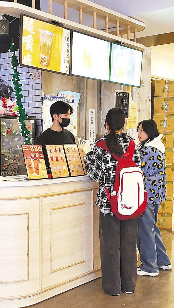 位于江汉路的“田籽茶事”店内，刘子维正在向顾客推介最新研发的产品。 （受访者供图）