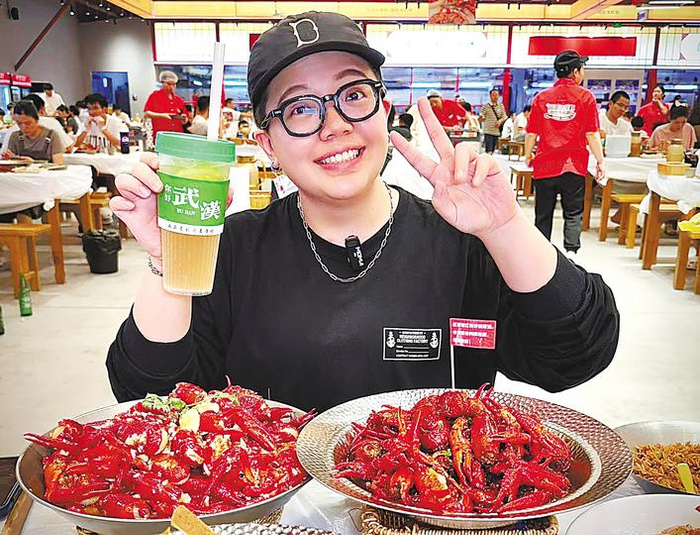 曾馨卉在武汉品尝各色美食。 （受访者供图）