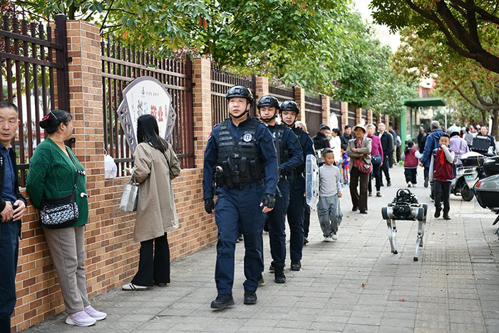 民警在校园周边巡逻。云南省公安厅供图