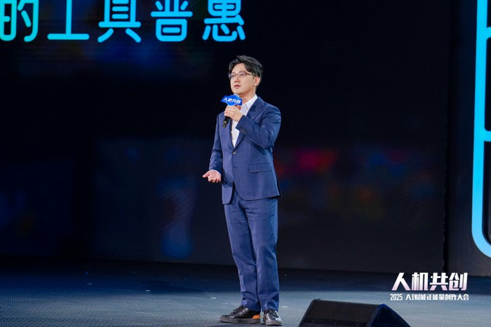 杨远熙向观众介绍可灵AI。人民视频供图