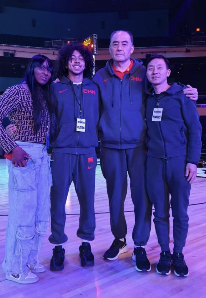 朱正（左二）、中国U19男篮领队张斌（右二）和朱正的家人。 新华社发