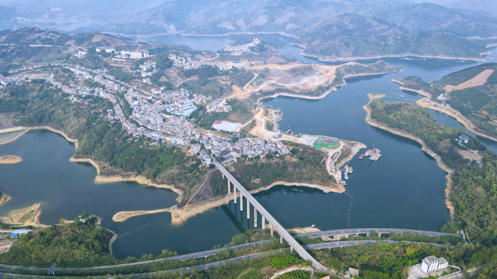 位于富宁县剥隘镇富宁港项目建设稳步推进。张文峰 摄