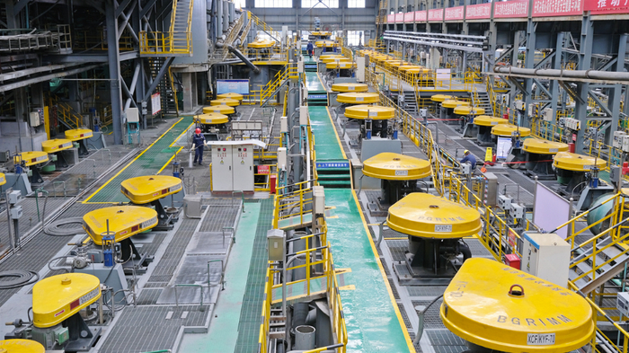 图为位于马关县的云南华联锌铟股份有限公司的自动化生产线，这也是全球日处理量最大的单系列多金属选矿生产线。张文峰 摄