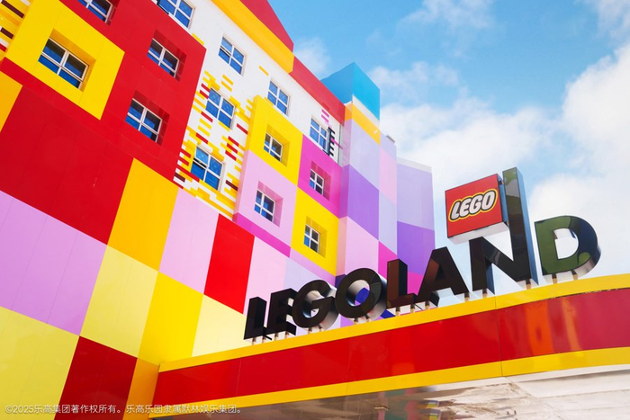 上海乐高乐园酒店外观由大型积木装饰而成。