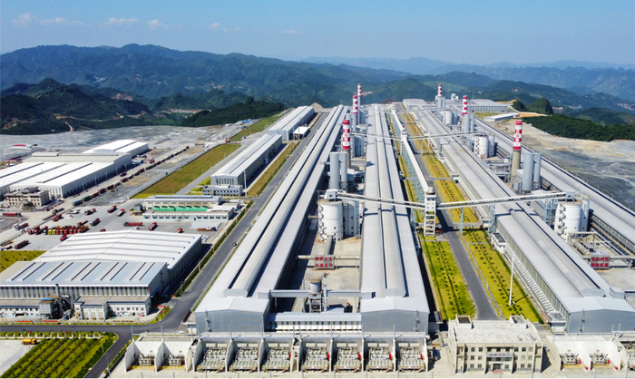 富宁产业园区铝产业生产线。张文峰 摄