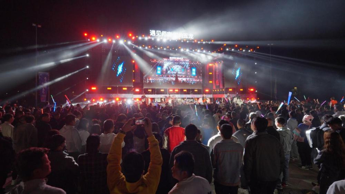 2025曲靖师宗“三月三”民俗文化旅游季活动广场晚会（2025年3月29日摄）