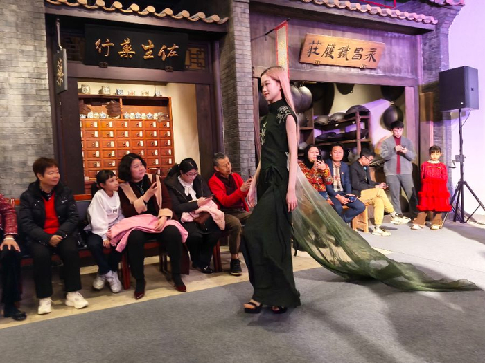 （模特身穿香云纱服饰。庞卓咏摄）