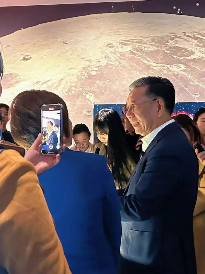 中国探月工程总设计师吴伟仁（右）正在讲解 记者 邓敏敏 摄