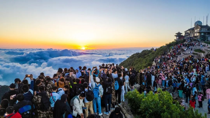 图为泰山之巅，万人同迎云海日出。程先好摄