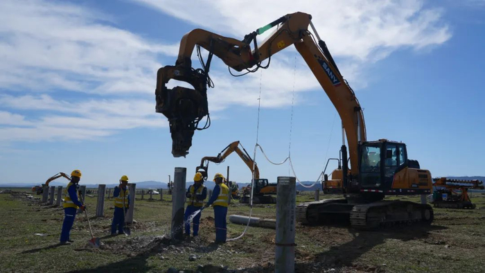 沙湾市70万千瓦光伏项目打桩施工。塔城地区融媒体中心记者王高升摄