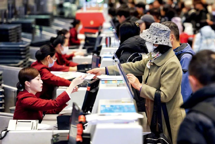 1月14日，旅客在北京首都国际机场排队办理值机手续。图/IC