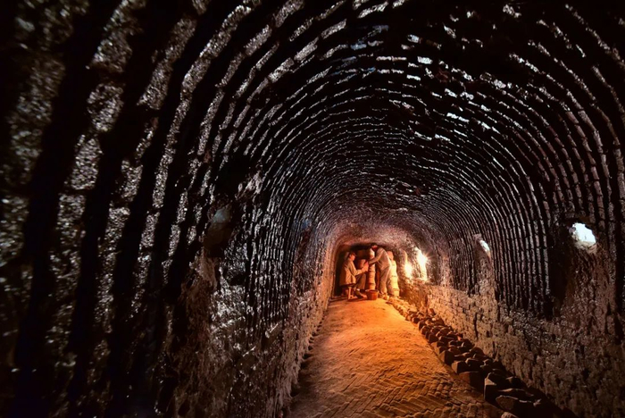 前墅龙窑正在进行装窑作业。宜兴市丁蜀镇人民政府供图