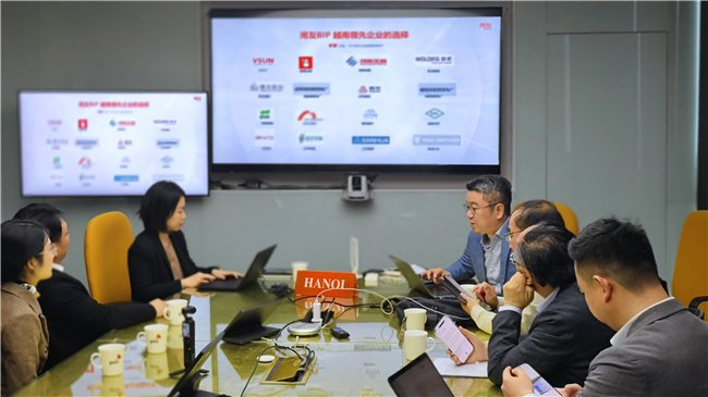 用友越南分公司总经理李姜主持座谈会