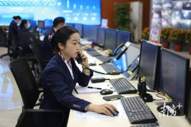 监控员通过智慧系统精准指挥调度