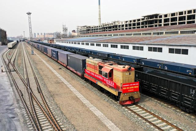 4月3日，在呼和浩特市新畅铁路专用线，铁海联运“一单制”运输专列准备开行（无人机照片）。新华社记者 李志鹏 摄