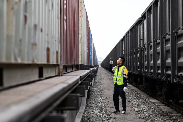 4月3日，在呼和浩特市新畅铁路专用线，工作人员在巡检铁海联运“一单制”运输专列上的集装箱。新华社记者 李志鹏 摄