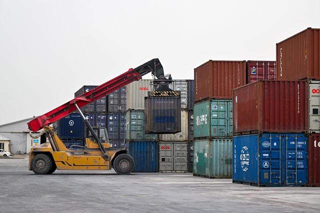 4月3日，在呼和浩特市新畅铁路专用线，正面吊进行集装箱装运作业。新华社记者 李志鹏 摄