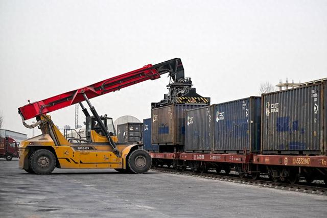 4月3日，在呼和浩特市新畅铁路专用线，正面吊进行集装箱装运作业。新华社记者 李志鹏 摄