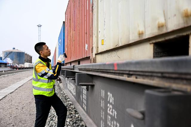 4月3日，在呼和浩特市新畅铁路专用线，工作人员在巡检铁海联运“一单制”运输专列上的集装箱。新华社记者 李志鹏 摄