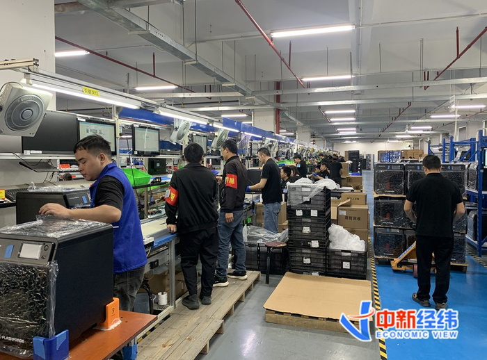 工人正在组装冒险家5M Pro 3D打印机 中新经纬林琬斯摄