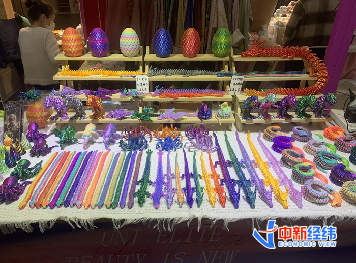 　　中国国内集市售卖的铰链蛇、龙等3D打印玩具 中新经纬 林琬斯摄