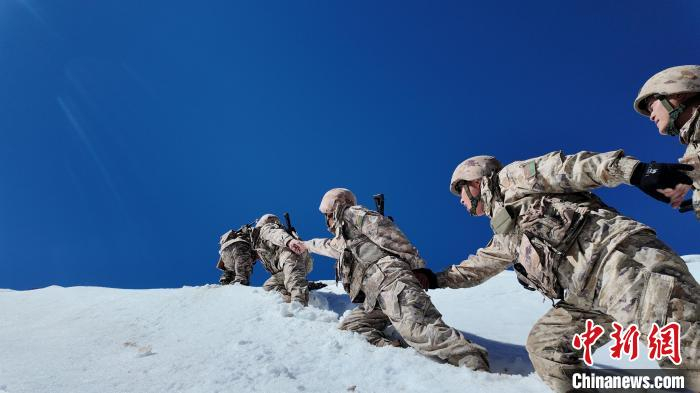 图为阿里军分区某边防团官兵执行巡逻任务。刘晓东 摄