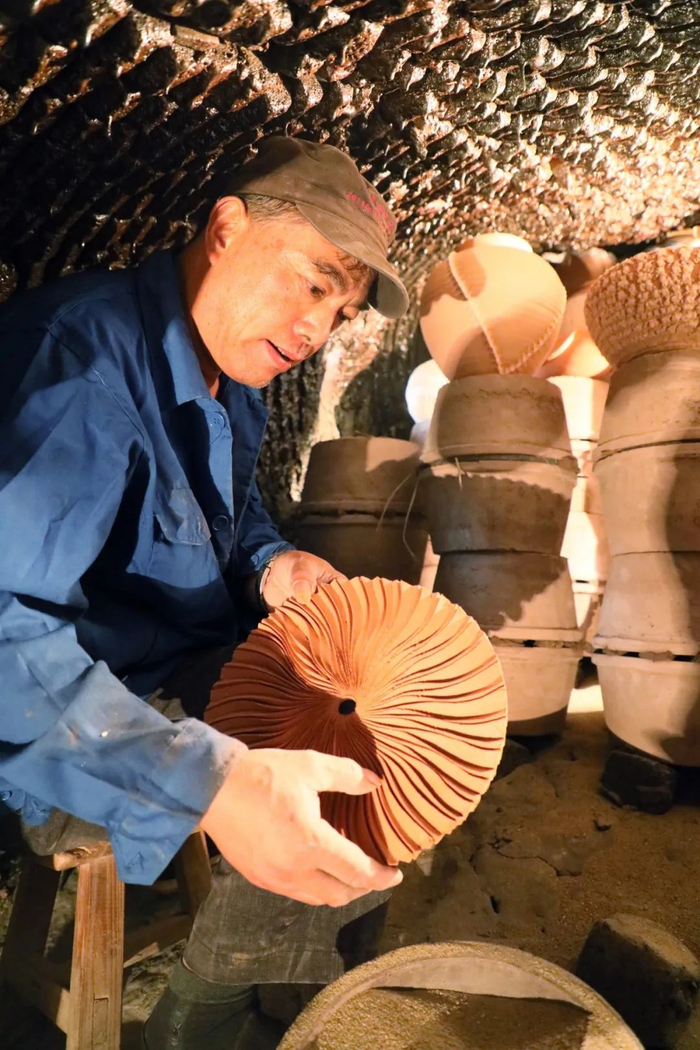江苏省级非遗“宜兴龙窑烧制技艺”代表性传承人吴永兵正在检查烧窑产品。丁焕新 摄