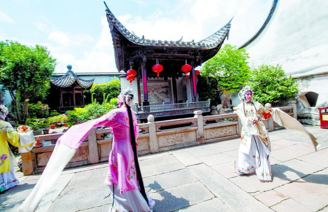 福州三坊七巷水榭戏台前，闽剧表演如诗如画。福建日报记者 王毅 摄