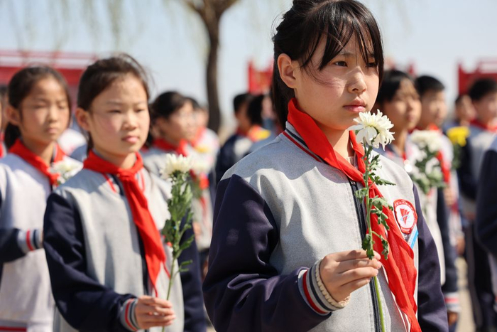 2025年4月2日，山东省滨州市滨城区第五中学学生在市中街道一处革命烈士纪念园向革命烈士献花。新华社发（初宝瑞摄）