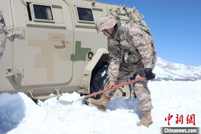图为阿里军分区某边防团官兵铲除积雪。刘晓东 摄