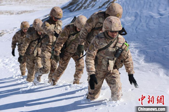 图为阿里军分区某边防团官兵执行巡逻任务。刘晓东 摄