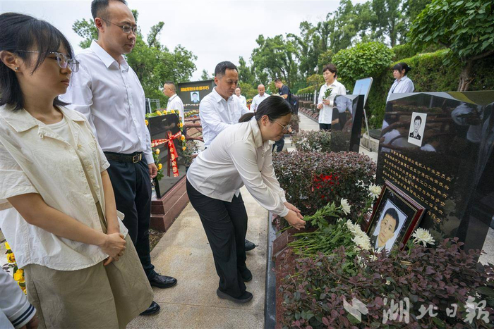 2024年7月11日，邱建军烈士的骨灰安葬仪式在武汉市九峰山革命烈士陵园举行，数百名辖区群众和战友前来送行。